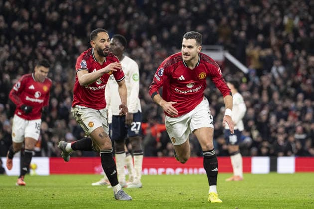 MANCHESTER, ENGLAND, DEC 04: Diogo Dalot of Manchester United, ManU celebrates after scoring the team s first goal during the Premier League match between Manchester United and West Ham United on December 04, 2025 in Manchester, England. Copyright: xWillxPalmer SportsxPressxPhotox Sportspressphoto_SPR69834