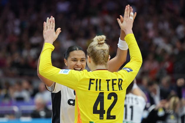 GER, Dortmund, 27th Wommens World Championship 2025, Main Round, Group II, 2 Round Round Montenegro MNE vs Germany GER 04 12 2025, Westfalenhalle, Dortmund, GER, Dortmund, 27th Wommens World Championship 2025, Main Round, Group II, 2 Round Round Montenegro MNE vs Germany GER , in the picture Katharina Filter Torhueterin Ger 42 , Aimà e von Pereira Ger 49 , are happy about a goal nordphotoxGmbHx xMeuter nph00351