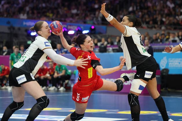 GER, Dortmund, 27th Wommens World Championship 2025, Main Round, Group II, 2 Round Round Montenegro MNE vs Germany GER 04 12 2025, Westfalenhalle, Dortmund, GER, Dortmund, 27th Wommens World Championship 2025, Main Round, Group II, 2 Round Round Montenegro MNE vs Germany GER , in the picture Jelena VUKÄaEVIÄÜ MNE 15 , in a duel against Nieke Kühne Ger 19 , Aimà e von Pereira Ger 49 , nordphotoxGmbHx xMeuter nph00351