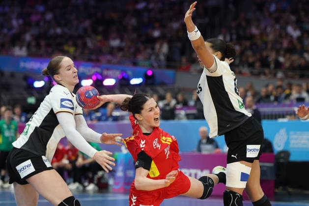 GER, Dortmund, 27th Wommens World Championship 2025, Main Round, Group II, 2 Round Round Montenegro MNE vs Germany GER 04 12 2025, Westfalenhalle, Dortmund, GER, Dortmund, 27th Wommens World Championship 2025, Main Round, Group II, 2 Round Round Montenegro MNE vs Germany GER , in the picture Jelena VUKÄaEVIÄÜ MNE 15 , in a duel against Nieke Kühne Ger 19 , Aimà e von Pereira Ger 49 , nordphotoxGmbHx xMeuter nph00351