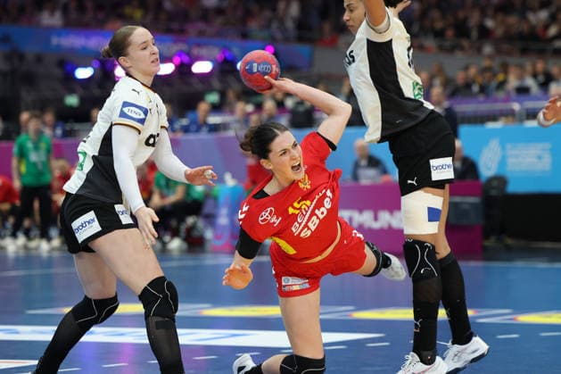 GER, Dortmund, 27th Wommens World Championship 2025, Main Round, Group II, 2 Round Round Montenegro MNE vs Germany GER 04 12 2025, Westfalenhalle, Dortmund, GER, Dortmund, 27th Wommens World Championship 2025, Main Round, Group II, 2 Round Round Montenegro MNE vs Germany GER , in the picture Jelena VUKÄaEVIÄÜ MNE 15 , in a duel against Nieke Kühne Ger 19 , Aimà e von Pereira Ger 49 , nordphotoxGmbHx xMeuter nph00351