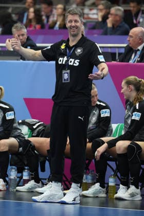 GER, Dortmund, 27th Wommens World Championship 2025, Main Round, Group II, 2 Round Round Montenegro MNE vs Germany GER 04 12 2025, Westfalenhalle, Dortmund, GER, Dortmund, 27th Wommens World Championship 2025, Main Round, Group II, 2 Round Round Montenegro MNE vs Germany GER , in the picture Markus Gaugisch Trainer Headcoach Ger , is happy showing his arms nordphotoxGmbHx xMeuter nph00351