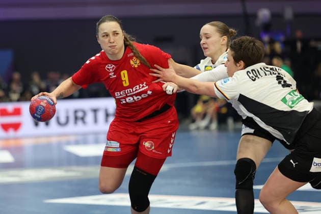 GER, Dortmund, 27th Wommens World Championship 2025, Main Round, Group II, 2 Round Round Montenegro MNE vs Germany GER 04 12 2025, Westfalenhalle, Dortmund, GER, Dortmund, 27th Wommens World Championship 2025, Main Round, Group II, 2 Round Round Montenegro MNE vs Germany GER , in the picture Durdina JAUKOVIÄÜ MNE 9 , in a duel against Alina Grijseels Ger 4 , nordphotoxGmbHx xMeuter nph00351