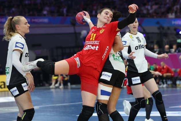 GER, Dortmund, 27th Wommen s World Championship 2025, Main Round, Group Group II, 2 Round Round Montenegro MNE vs Germany GER 04 12 2025, Westfalenhalle, Dortmund, GER, Dortmund, 27th Wommen s World Championship 2025, Main Round, Group Group II, 2 Round Round Montenegro MNE vs Germany GER , in the picture Ivana GODEÄa MNE 11 , in a duel against Annika Lott Ger 23 , Aimà e von Pereira Ger 49 , nordphotoxGmbHx xMeuter nph00351