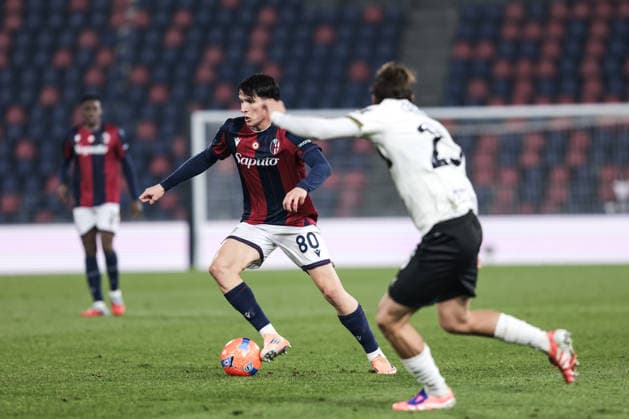 Bologna FC v Parma Calcio - Coppa Italia Giovanni Fabbian of Bologna FC 1909 is in action during the Coppa Italia football match between Bologna FC 1909 and Parma Calcio 1913 in Bologna, Italy, on December 4, 2025, at Stadio Renato Dall Ara. Bologna Italy  Copyright: xEmanuelexComincinix originalFilename:comincini-bolognaf251204_nphvZ.jpg