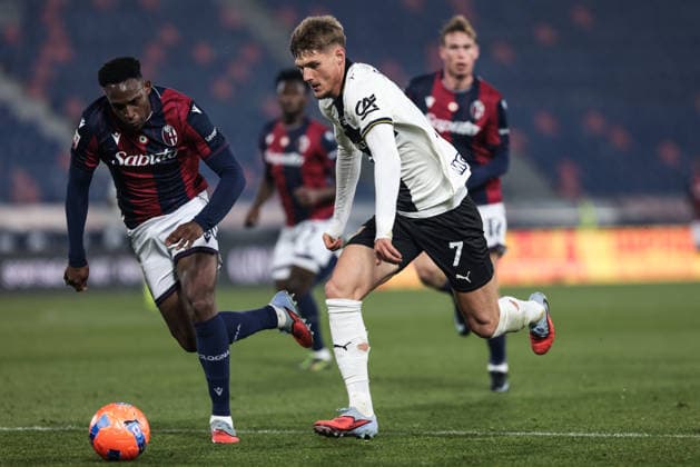 Bologna FC v Parma Calcio - Coppa Italia Contrast between Jhon Lucumi of Bologna FC 1909 and Adrian Benedyczak of Parma Calcio 1913 during the Coppa Italia football match between Bologna FC 1909 and Parma Calcio 1913 in Bologna, Italy, on December 4, 2025, at Stadio Renato Dall Ara. Bologna Italy  Copyright: xEmanuelexComincinix originalFilename:comincini-bolognaf251204_npDWi.jpg