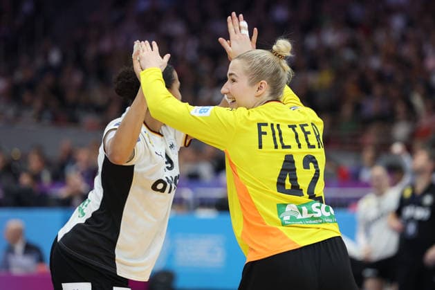 GER, Dortmund, 27th Wommen s World Championship 2025, Main Round, Group Group II, 2 Round Round Montenegro MNE vs Germany GER 04 12 2025, Westfalenhalle, Dortmund, GER, Dortmund, 27th Wommen s World Championship 2025, Main Round, Group Group II, 2 Round Round Montenegro MNE vs Germany GER , in the picture Katharina Filter Torhueterin Ger 42 , and Aimà e von Pereira Ger 49 , are happy about a held ball, nordphotoxGmbHx xMeuter nph00351