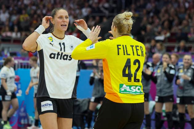 GER, Dortmund, 27th Wommen s World Championship 2025, Main Round, Group Group II, 2 Round Round Montenegro MNE vs Germany GER 04 12 2025, Westfalenhalle, Dortmund, GER, Dortmund, 27th Wommen s World Championship 2025, Main Round, Group Group II, 2 Round Round Montenegro MNE vs Germany GER , in the picture Xenia Smits Ger 11 , Katharina Filter Torhueterin Ger 42 , are happy about a held ball, nordphotoxGmbHx xMeuter nph00351