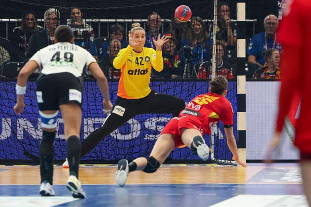 GER, Dortmund, 27th Wommens World Championship 2025, Main Round, Group II, 2 Round Round Montenegro MNE vs Germany GER 04 12 2025, Westfalenhalle, Dortmund, GER, Dortmund, 27th Wommens World Championship 2025, Main Round, Group II, 2 Round Round Montenegro MNE vs Germany GER , pictured Katharina Filter goalkeeper Ger 42 , holds a 7 meter from Jelena VUKÄaEVIÄÜ MNE 15 , nordphotoxGmbHx xMeuter nph00351