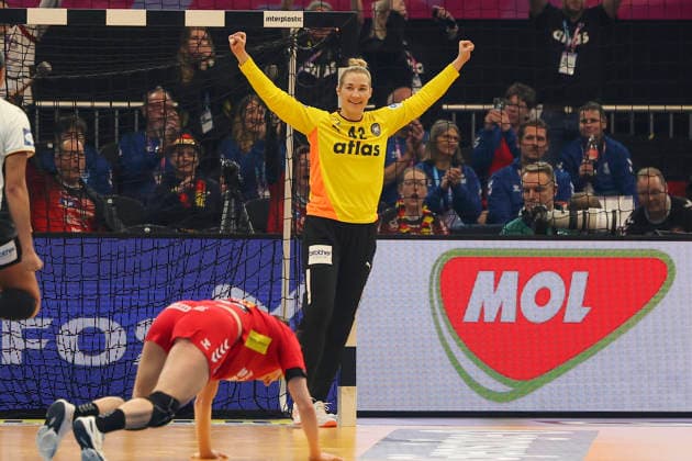 GER, Dortmund, 27th Wommen s World Championship 2025, Main Round, Group II, 2 Round Round Montenegro MNE vs Germany GER 04 12 2025, Westfalenhalle, Dortmund, GER, Dortmund, 27th Wommen s World Championship 2025, Main Round, Group II, 2 Round Round Montenegro MNE vs Germany GER , in the picture Katharina Filter Torhueterin Ger 42 , is happy about a held 7 meters nordphotoxGmbHx xMeuter nph00351