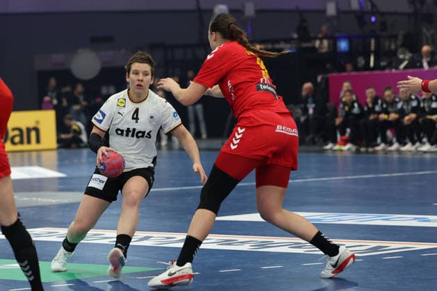 GER, Dortmund, 27th Wommens World Championship 2025, Main Round, Group II, 2 Round Round Montenegro MNE vs Germany GER 04 12 2025, Westfalenhalle, Dortmund, GER, Dortmund, 27th Wommens World Championship 2025, Main Round, Group II, 2 Round Round Montenegro MNE vs Germany GER , in the picture Alina Grijseels Ger 4 , in a duel against Durdina JAUKOVIÄÜ MNE 9 , nordphotoxGmbHx xMeuter nph00351