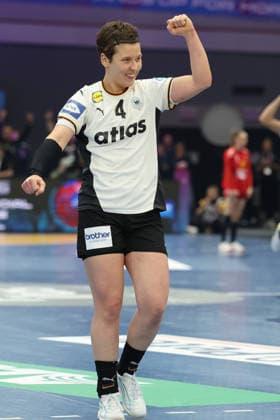 GER, Dortmund, 27th Wommens World Championship 2025, Main Round, Group II, 2 Round Round Montenegro MNE vs Germany GER 04 12 2025, Westfalenhalle, Dortmund, GER, Dortmund, 27th Wommens World Championship 2025, Main Round, Group II, 2 Round Round Montenegro MNE vs Germany GER , pictured Goal celebration cheer, Alina Grijseels Ger 4 , nordphotoxGmbHx xMeuter nph00351