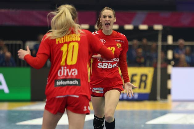 GER, Dortmund, 27th Wommen s World Championship 2025, Main Round, Group Group II, 2 Round Round Montenegro MNE vs Germany GER 04 12 2025, Westfalenhalle, Dortmund, GER, Dortmund, 27th Wommen s World Championship 2025, Main Round, Group Group II, 2 Round Round Montenegro MNE vs Germany GER , in the picture goal celebration jubilation, Dijana TRIVIÄÜ MNE 13 , with Matea PLETIKOSIÄÜ MNE 10 , nordphotoxGmbHx xMeuter nph00351