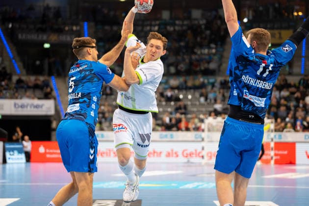 Handball I Men I Season 2025 2026 I Bundesliga I 11 Matchday I TVB Stuttgart HSG Wetzlar I 04 12 2025 Justin Müller 25, HSG Wetzlar defended by Antonio Serradilla Cuenca 5, TVB Stuttgart Stuttgart Porsche Arena Baden Württemberg Germany Copyright: xLobeca MaxxPetershansx