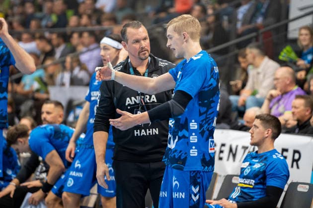 Handball I Men I Season 2025 2026 I Bundesliga I 11 Matchday I TVB Stuttgart HSG Wetzlar I 04 12 2025 Coach Misha Kaufmann TVB Stuttgart and Torben Matzken 22, TVB Stuttgart Stuttgart Porsche Arena Baden Württemberg Germany Copyright: xLobeca MaxxPetershansx