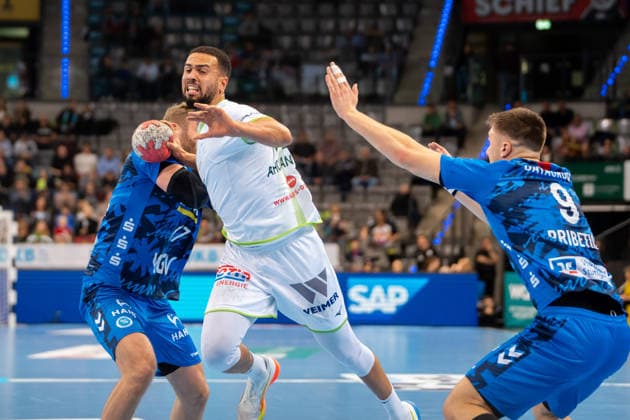 Handball I Men I Season 2025 2026 I Bundesliga I 11 Matchday I TVB Stuttgart HSG Wetzlar I 04 12 2025 Philipp Ahouansou 19, HSG Wetzlar im Wurf Stuttgart Porsche Arena Baden Württemberg Germany Copyright: xLobeca MaxxPetershansx