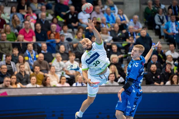Handball I Men I Season 2025 2026 I Bundesliga I 11 Matchday I TVB Stuttgart HSG Wetzlar I 04 12 2025 David Cyrill Akakpo 20, HSG Wetzlar im Wurf Stuttgart Porsche Arena Baden Württemberg Germany Copyright: xLobeca MaxxPetershansx