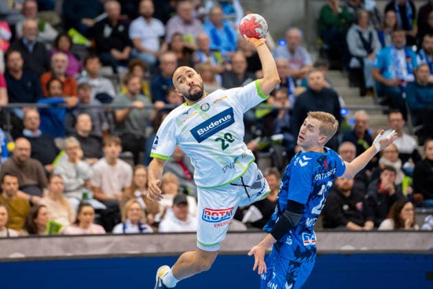 Handball I Men I Season 2025 2026 I Bundesliga I 11 Matchday I TVB Stuttgart HSG Wetzlar I 04 12 2025 David Cyrill Akakpo 20, HSG Wetzlar im Wurf Stuttgart Porsche Arena Baden Württemberg Germany Copyright: xLobeca MaxxPetershansx