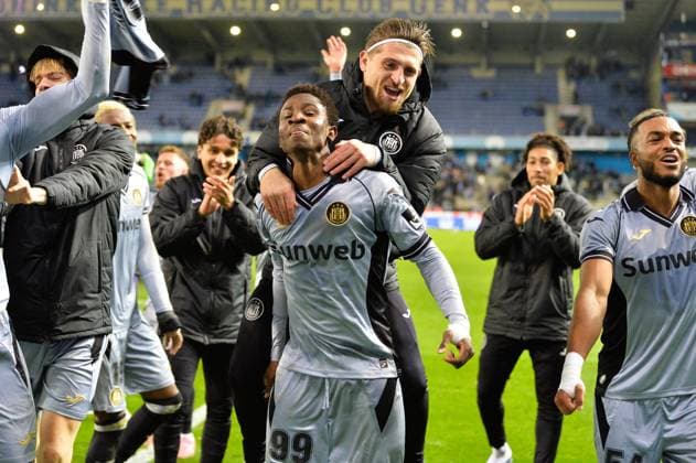 Anderlecht s players celebrate after winning a soccer game between KRC Genk and RSC Anderlecht, in the 1 8 final of the Croky Cup Belgian cup, Thursday 04 December 2025 in Genk. JILLxDELSAUX  x146548742x
