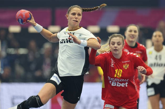 GER, Dortmund, 27th Wommens World Championship 2025, Main Round, Group II, 2 Round Round Montenegro MNE vs Germany GER 04 12 2025, Westfalenhalle, Dortmund, GER, Dortmund, 27th Wommens World Championship 2025, Main Round, Group II, 2 Round Round Montenegro MNE vs Germany GER , in the picture Xenia Smits Ger 11 , in a duel against Matea PLETIKOSIÄÜ MNE 10 , nordphotoxGmbHx xMeuter nph00351