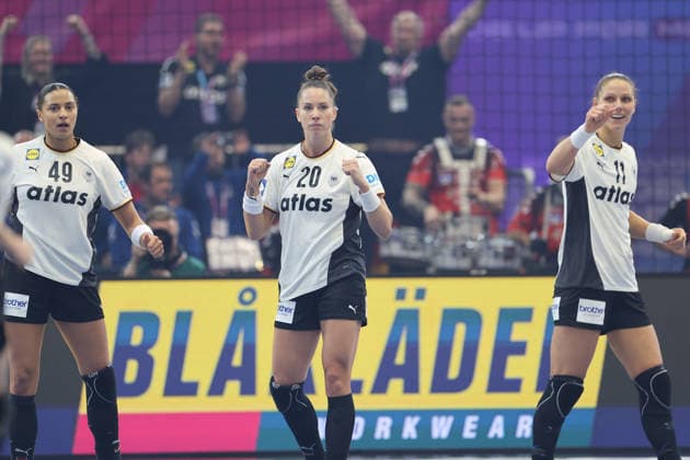 GER, Dortmund, 27th Wommens World Championship 2025, Main Round, Group II, 2 Round Round Montenegro MNE vs Germany GER 04 12 2025, Westfalenhalle, Dortmund, GER, Dortmund, 27th Wommens World Championship 2025, Main Round, Group II, 2 Round Round Montenegro MNE vs Germany GER , pictured Goal celebration cheering, Emily Vogel Ger 20 , Aimà e von Pereira Ger 49 , Xenia Smits Ger 11 , nordphotoxGmbHx xMeuter nph00351