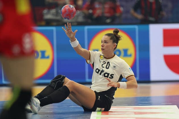 GER, Dortmund, 27th Wommens World Championship 2025, Main Round, Group II, 2 Round Round Montenegro MNE vs Germany GER 04 12 2025, Westfalenhalle, Dortmund, GER, Dortmund, 27th Wommens World Championship 2025, Main Round, Group II, 2 Round Round Montenegro MNE vs Germany GER , in the picture Mareike Thomaier Ger 10 , sitting on the ground fits nordphotoxGmbHx xMeuter nph00351