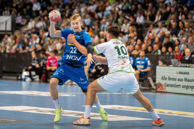 Handball I Men I Season 2025 2026 I Bundesliga I 11 Matchday I TVB Stuttgart HSG Wetzlar I 04 12 2025 Torben Matzken 22, TVB Stuttgart defended by Josip Simic 10, HSG Wetzlar Stuttgart Porsche Arena Baden Württemberg Germany Copyright: xLobeca MaxxPetershansx