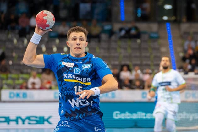 Handball I Men I Season 2025 2026 I Bundesliga I 11 Matchday I TVB Stuttgart HSG Wetzlar I 04 12 2025 Simone Mengon 15, TVB Stuttgart im Wurf Stuttgart Porsche Arena Baden Württemberg Germany Copyright: xLobeca MaxxPetershansx