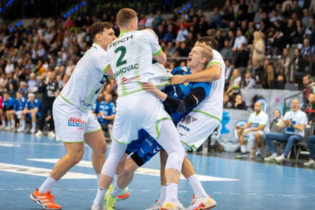 Handball I Men I Season 2025 2026 I Bundesliga I 11 Matchday I TVB Stuttgart HSG Wetzlar I 04 12 2025 Torben Matzken 22, TVB Stuttgart defended by Josip Simic 10, HSG Wetzlar , Nikola Grahovac 2, HSG Wetzlar and Stefan Cavor 77, HSG Wetzlar Stuttgart Porsche Arena Baden Württemberg Germany Copyright: xLobeca MaxxPetershansx