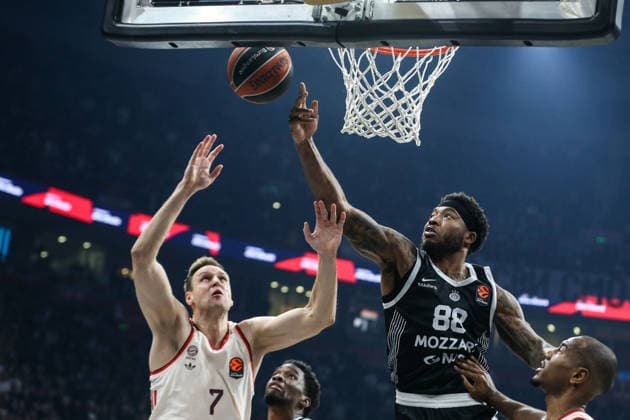 Partizan Mozzart Bet Belgrade v Bayern Munich - EuroLeague BELGRADE, SERBIA - DECEMBER 4: Johannes Voigtmann (7) of Bayern Munich in action against Tyrique Jones of Partizan Mozzart Bet Belgrade during EuroLeague basketball match between between Partizan Mozzart Bet Belgrade and Bayern Munich at the Beogradska Arena in Belgrade, Serbia on December 4, 2025. Filip Stevanovic Anadolu Belgrade Serbia. Editorial use only. Please get in touch for any other usage.  Copyright: x2025xAnadoluxFilipxStevanovicx