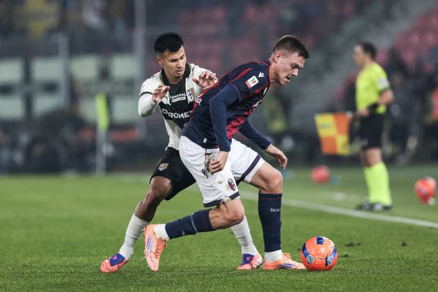 Bologna FC v Parma Calcio - Coppa Italia The contrast between Emil Holm of Bologna FC 1909 and Christian Ordonez of Parma Calcio 1913 occurs during the Coppa Italia football match between Bologna FC 1909 and Parma Calcio 1913 in Bologna, Italy, on December 4, 2025, at Stadio Renato Dall Ara. Bologna Italy  Copyright: xEmanuelexComincinix originalFilename:comincini-bolognaf251204_npf0d.jpg
