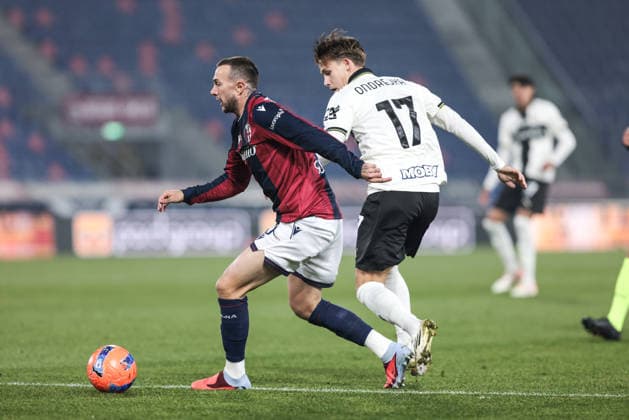 Bologna FC v Parma Calcio - Coppa Italia The contrast between Jacob Ondrejka of Parma Calcio 1913 and Federico Bernardeschi of Bologna FC 1909 occurs during the Coppa Italia football match between Bologna FC 1909 and Parma Calcio 1913 in Bologna, Italy, on December 4, 2025, at Stadio Renato Dall Ara. Bologna Italy  Copyright: xEmanuelexComincinix originalFilename:comincini-bolognaf251204_npt0b.jpg