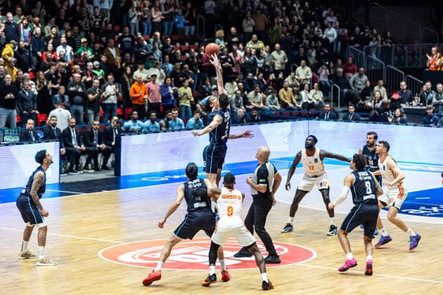 GER, BKT EuroCup, season 2025 2026, Niners Chemnitz Turk Telekom Ankara 04 12 2025, Messe, Chemnitz, GER, BKT EuroCup, season 2025 2026, Niners Chemnitz Turk Telekom Ankara Tipp off, Kevin Yebo Niners Chemnitz, 0 , Emircan Kosut Turk Telekom Ankara 5 Foto Alexander Trienitz Chemnitz Messe Sachsen Germany