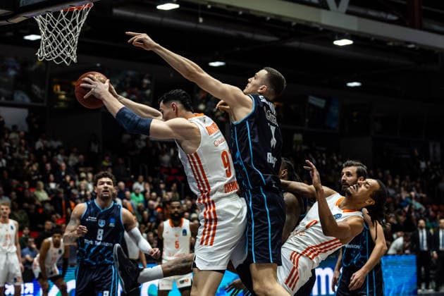 GER, BKT EuroCup, Season 2025 2026, Niners Chemnitz Turk Telekom Ankara 04 12 2025, Messe, Chemnitz, GER, BKT EuroCup, Season 2025 2026, Niners Chemnitz Turk Telekom Ankara Yordan Minchev Niners Chemnitz, 91 , Marko Simonovic Turk Telekom Ankara 11 Photo Alexander Trienitz Chemnitz Messe Sachsen Germany