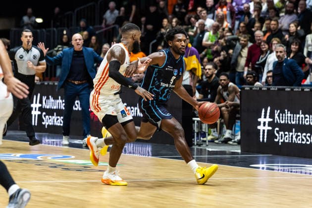 GER, BKT EuroCup, Season 2025 2026, Niners Chemnitz Turk Telekom Ankara 04 12 2025, Messe, Chemnitz, GER, BKT EuroCup, Season 2025 2026, Niners Chemnitz Turk Telekom Ankara Jaleen Smith Turk Telekom Ankara 9 , Corey Davis Jr Niners Chemnitz, 5 Photo Alexander Trienitz Chemnitz Messe Sachsen Germany