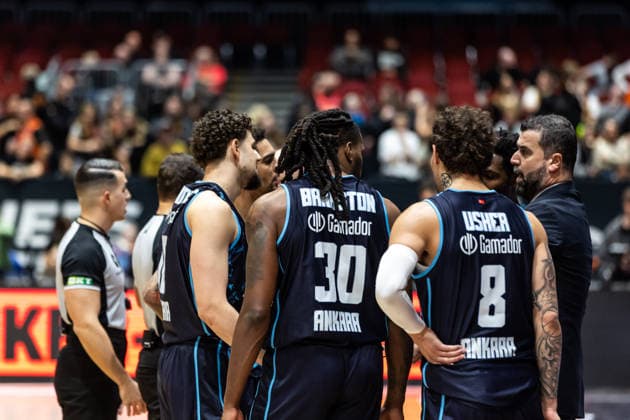 GER, BKT EuroCup, Season 2025 2026, Niners Chemnitz Turk Telekom Ankara 04 12 2025, Messe, Chemnitz, GER, BKT EuroCup, Season 2025 2026, Niners Chemnitz Turk Telekom Ankara Erdem Can Head Coach , Turk Telekom Ankara talks to his players Photo Alexander Trienitz Chemnitz Messe Sachsen Germany