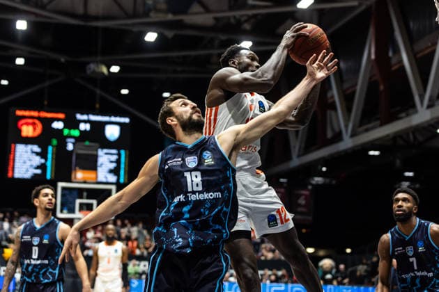 GER, BKT EuroCup, Season 2025 2026, Niners Chemnitz Turk Telekom Ankara 04 12 2025, Messe, Chemnitz, GER, BKT EuroCup, Season 2025 2026, Niners Chemnitz Turk Telekom Ankara Amadou Sow Niners Chemnitz, 12 , Dogus Ozdemiroglu Turk Telekom Ankara 18 Photo Alexander Trienitz Chemnitz Messe Sachsen Germany