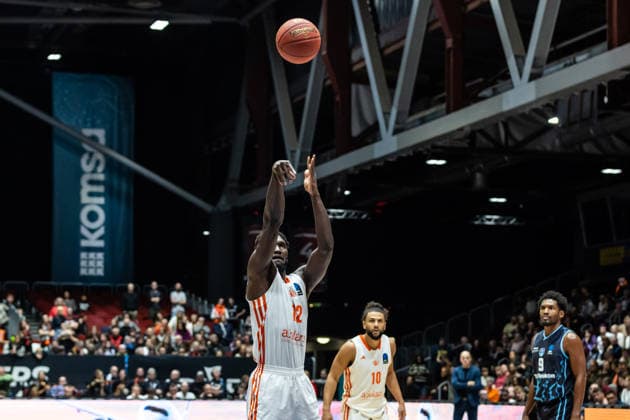 GER, BKT EuroCup, Season 2025 2026, Niners Chemnitz Turk Telekom Ankara 04 12 2025, Messe, Chemnitz, GER, BKT EuroCup, Season 2025 2026, Niners Chemnitz Turk Telekom Ankara Amadou Sow Niners Chemnitz, 12 at a free throw Photo Alexander Trienitz Chemnitz Messe Sachsen Germany