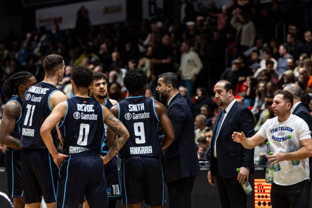 GER, BKT EuroCup, Season 2025 2026, Niners Chemnitz Turk Telekom Ankara 04 12 2025, Messe, Chemnitz, GER, BKT EuroCup, Season 2025 2026, Niners Chemnitz Turk Telekom Ankara Erdem Can Head Coach , Turk Telekom Ankara talks to his players Photo Alexander Trienitz Chemnitz Messe Sachsen Germany