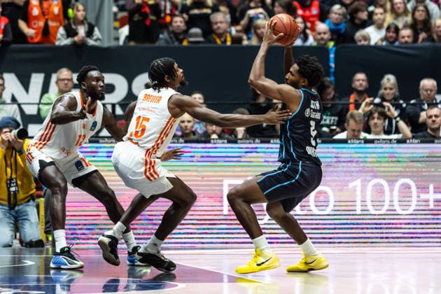 GER, BKT EuroCup, season 2025 2026, Niners Chemnitz Turk Telekom Ankara 04 12 2025, Messe, Chemnitz, GER, BKT EuroCup, season 2025 2026, Niners Chemnitz Turk Telekom Ankara Jaleen Smith Turk Telekom Ankara 9 , Ty Brewer Niners Chemnitz, 15 Photo Alexander Trienitz Chemnitz Messe Sachsen Germany