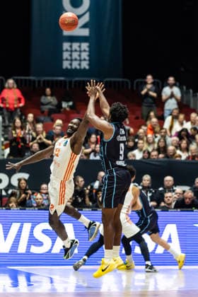 GER, BKT EuroCup, season 2025 2026, Niners Chemnitz Turk Telekom Ankara 04 12 2025, Messe, Chemnitz, GER, BKT EuroCup, season 2025 2026, Niners Chemnitz Turk Telekom Ankara Jaleen Smith Turk Telekom Ankara 9 , Amadou Sow Niners Chemnitz, 12 Photo Alexander Trienitz Chemnitz Messe Sachsen Germany