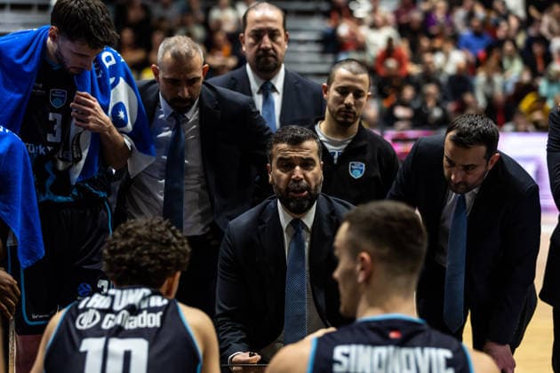 GER, BKT EuroCup, Season 2025 2026, Niners Chemnitz Turk Telekom Ankara 04 12 2025, Messe, Chemnitz, GER, BKT EuroCup, Season 2025 2026, Niners Chemnitz Turk Telekom Ankara Erdem Can Head Coach , Turk Telekom Ankara talks to his players Photo Alexander Trienitz Chemnitz Messe Sachsen Germany