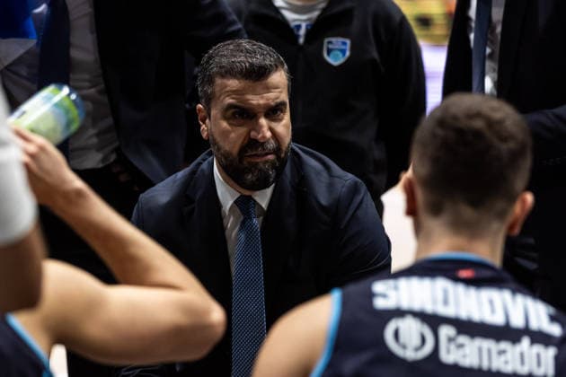 GER, BKT EuroCup, Season 2025 2026, Niners Chemnitz Turk Telekom Ankara 04 12 2025, Messe, Chemnitz, GER, BKT EuroCup, Season 2025 2026, Niners Chemnitz Turk Telekom Ankara Erdem Can Head Coach , Turk Telekom Ankara talks to his players Photo Alexander Trienitz Chemnitz Messe Sachsen Germany