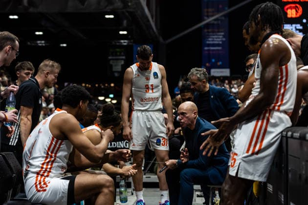 GER, BKT EuroCup, Season 2025 2026, Niners Chemnitz Turk Telekom Ankara 04 12 2025, Messe, Chemnitz, GER, BKT EuroCup, Season 2025 2026, Niners Chemnitz Turk Telekom Ankara Rodrigo Pastore Head Coach , Niners Chemnitz talks to his players Photo Alexander Trienitz Chemnitz Messe Sachsen Germany