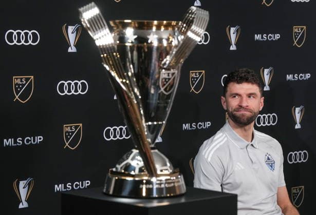 December 4, 2025, Fort Lauderdale, Fl, UNITED STATES: Vancouver Whitecaps Thomas Muller looks at the MLS, Fussball Herren, USA Cup trophy during a news conference ahead of the MLS Cup final soccer match, in Fort Lauderdale, Fla., Thursday, Dec. 4, 2025. Canada News - December 4, 2025 - ZUMAc35_ 20251204_zaf_c35_109 Copyright: xDarrylxDyckx