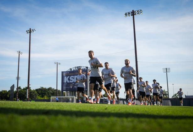 December 4, 2025, Miami, Fl, UNITED STATES: Vancouver Whitecaps Thomas Muller, front centre, leads the team on a jog around the pitch during a training session at Florida International University ahead of the MLS, Fussball Herren, USA Cup final soccer match, in Miami, Fla., Thursday, Dec. 4, 2025. Canada News - December 4, 2025 - ZUMAc35_ 20251204_zaf_c35_111 Copyright: xDarrylxDyckx