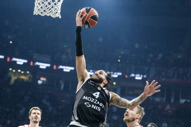 Partizan Mozzart Bet Belgrade v Bayern Munich - EuroLeague BELGRADE, SERBIA - DECEMBER 4: Duane Washington (4) of Partizan Mozzart Bet Belgrade compete during EuroLeague basketball match between between Partizan Mozzart Bet Belgrade and Bayern Munich at the Beogradska Arena in Belgrade, Serbia on December 4, 2025. Filip Stevanovic Anadolu Belgrade Serbia. Editorial use only. Please get in touch for any other usage.  Copyright: x2025xAnadoluxFilipxStevanovicx
