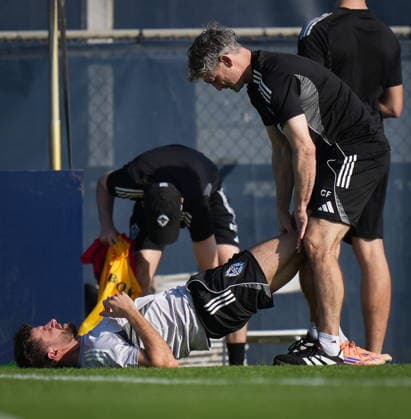 December 4, 2025, Miami, Fl, UNITED STATES: Vancouver Whitecaps Thomas Muller is assisted with stretching by the team s director of therapy Christopher Franks, before a training session at Florida International University ahead of the MLS, Fussball Herren, USA Cup final soccer match, in Miami, Fla., Thursday, Dec. 4, 2025. Canada News - December 4, 2025 - ZUMAc35_ 20251204_zaf_c35_114 Copyright: xDarrylxDyckx