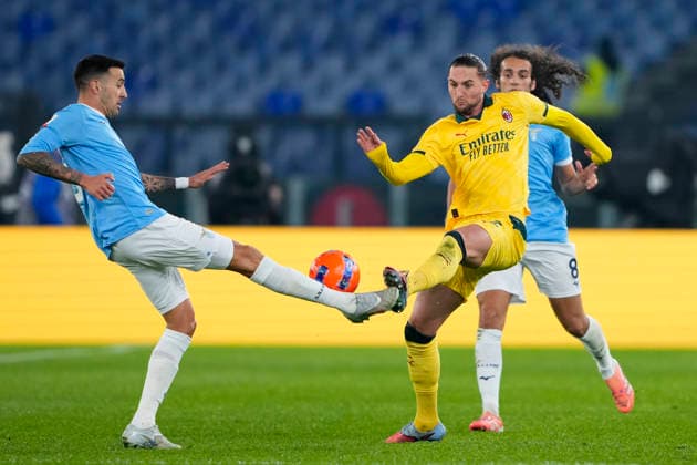 SS Lazio v AC Milan - Coppa Italia Matias Vecino of S.S. Lazio competes for the ball with Adrien Rabiot of AC Milan during the Coppa Italia round of 16 match between SS Lazio and AC Milan at Olimpico Stadium in Rome, Italy, on December 4, 2025. Roma Italy  Copyright: xDaniloxDixGiovannix originalFilename:digiovanni-sslaziov251204_nprC2.jpg