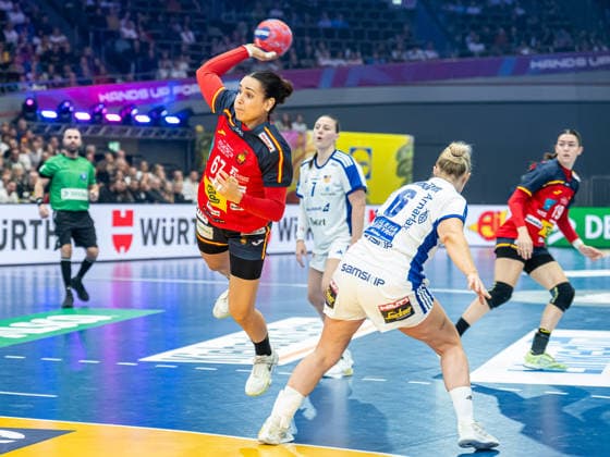 Elba Alvarez Torrado Spain, 67 prevails against Thorey Anna Asgeirsdottir Iceland, 06, Spain vs Iceland, Handball, World Championship, Women, Season 2025 2026, 04 12 2025, Spain vs Iceland, Handball, World Championship, Women, Season 2025 2026, 04 12 2025 Dortmund Copyright: xEibner-Pressefoto MichaelxSchmidx EP_MST